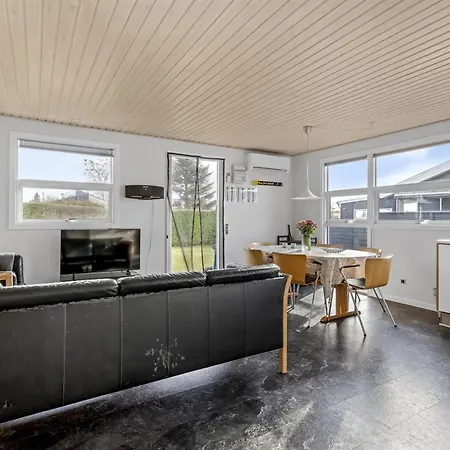 Semesterbostad Eugenia - 300m From The Sea By Interhome