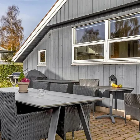 Holiday home Eugenia - 300m From The Sea By Interhome *